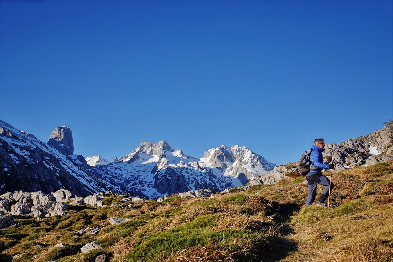 La ascensión a Peña Main (1605m), en pleno macizo de los Urrieles, no resulta complicada y, sin embargo, esta cumbre es una atalaya perfecta para observar los tres macizos de los Picos de Europa y sus cimas más altas y míticas.