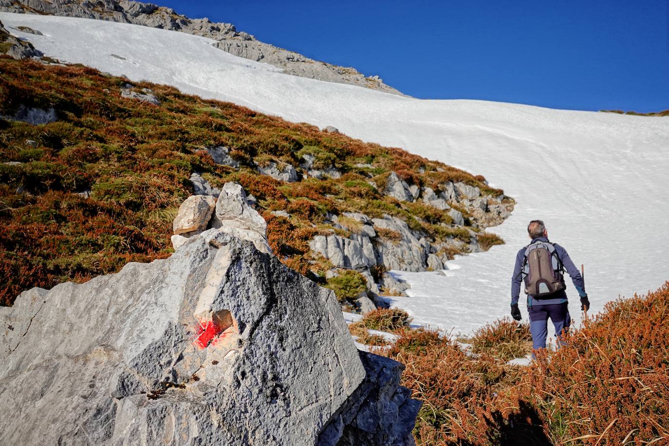 La ascensión a Peña Main (1605m), en pleno macizo de los Urrieles, no resulta complicada y, sin embargo, esta cumbre es una atalaya perfecta para observar los tres macizos de los Picos de Europa y sus cimas más altas y míticas.