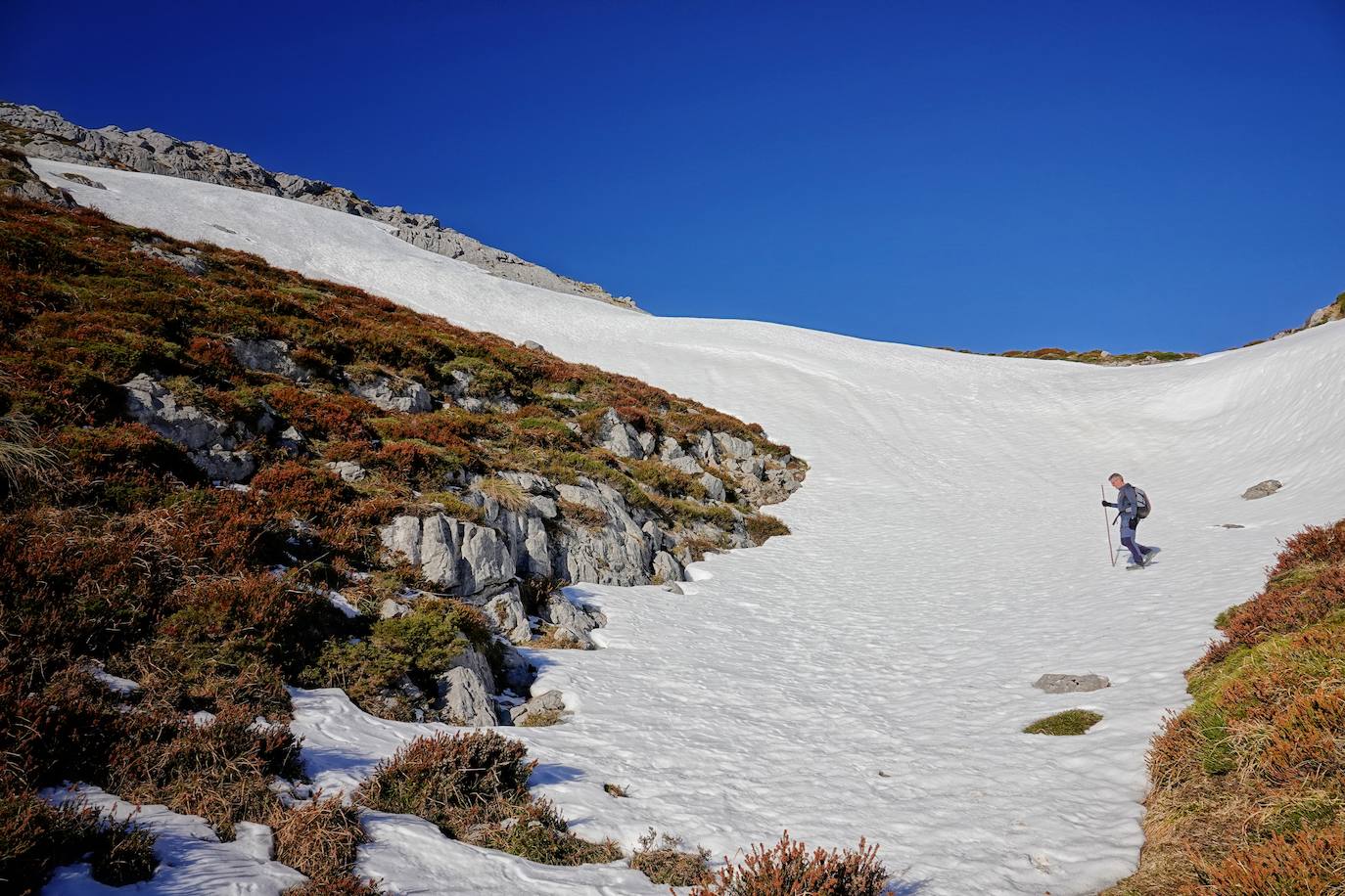 La ascensión a Peña Main (1605m), en pleno macizo de los Urrieles, no resulta complicada y, sin embargo, esta cumbre es una atalaya perfecta para observar los tres macizos de los Picos de Europa y sus cimas más altas y míticas.