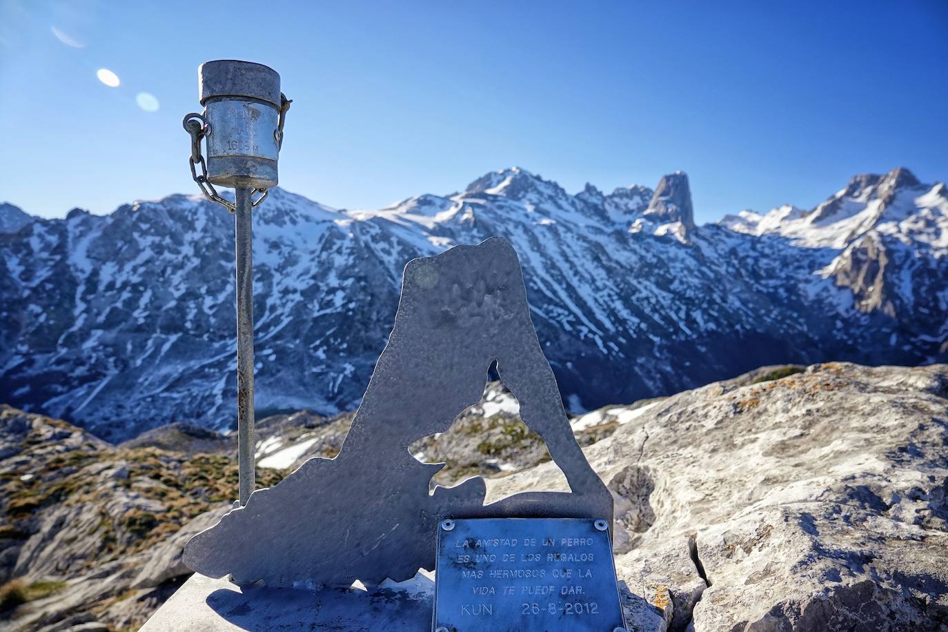 La ascensión a Peña Main (1605m), en pleno macizo de los Urrieles, no resulta complicada y, sin embargo, esta cumbre es una atalaya perfecta para observar los tres macizos de los Picos de Europa y sus cimas más altas y míticas.