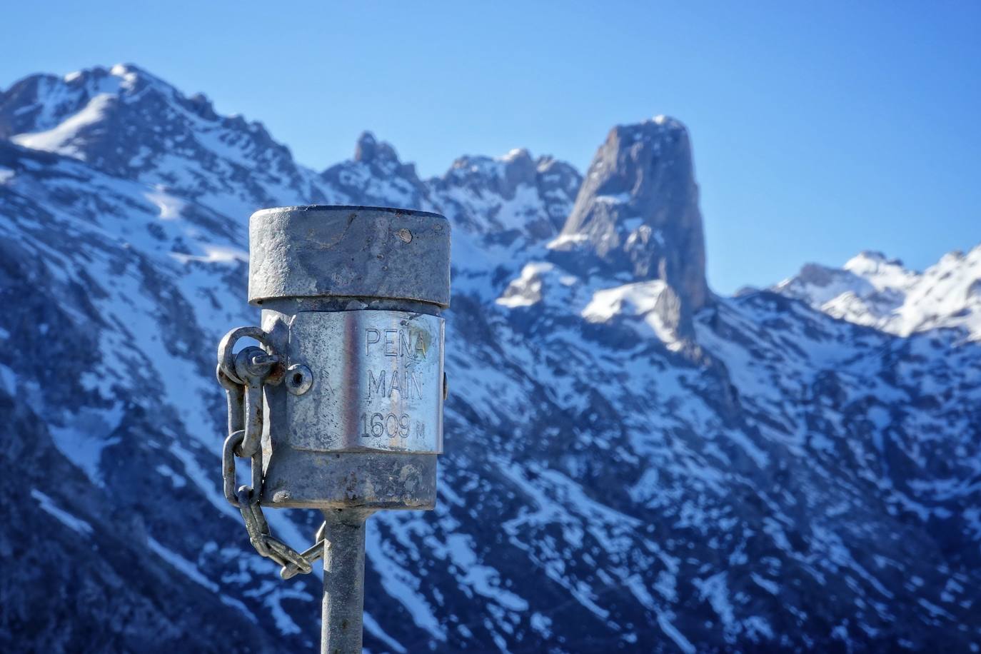 La ascensión a Peña Main (1605m), en pleno macizo de los Urrieles, no resulta complicada y, sin embargo, esta cumbre es una atalaya perfecta para observar los tres macizos de los Picos de Europa y sus cimas más altas y míticas.