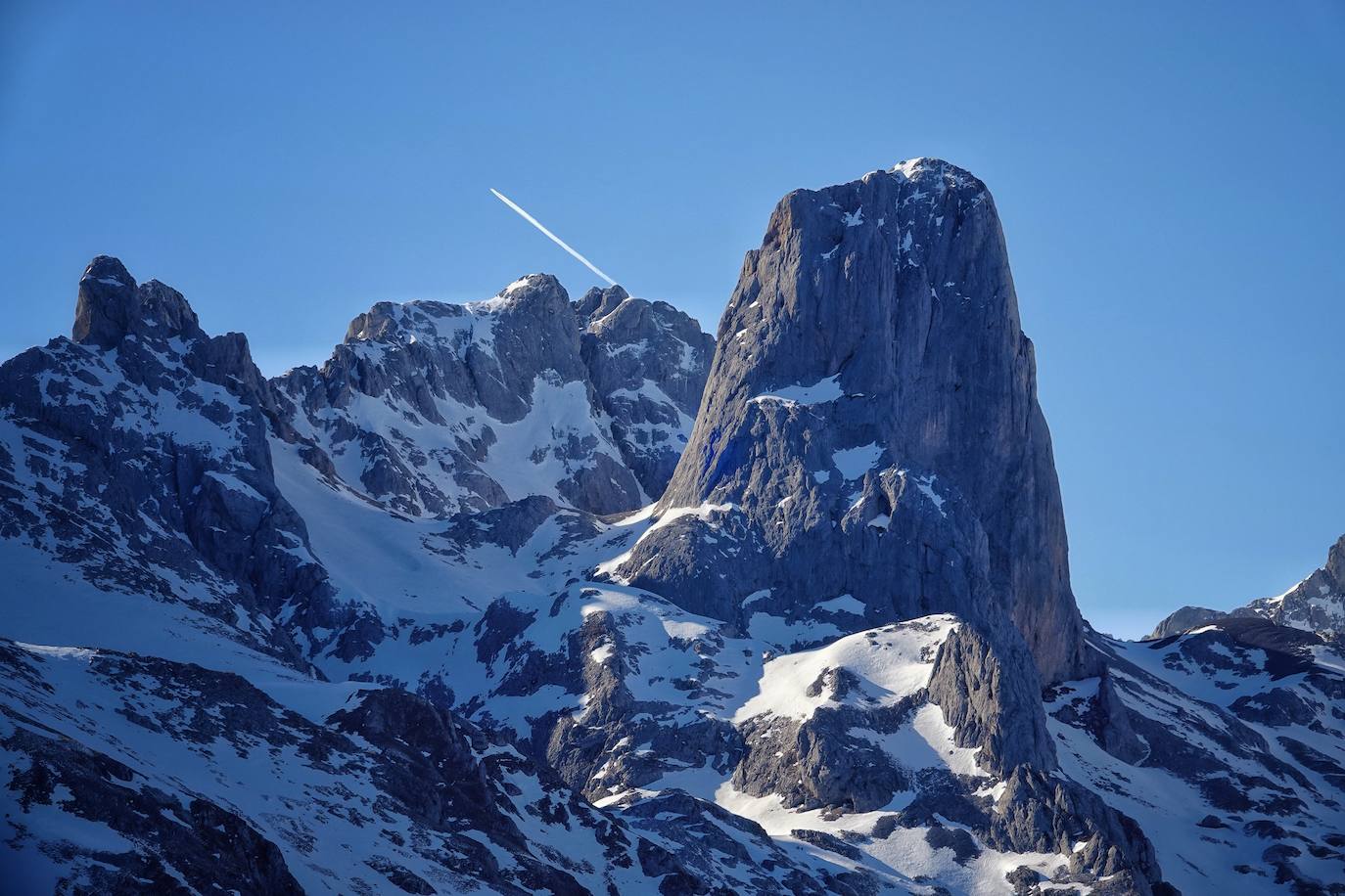 La ascensión a Peña Main (1605m), en pleno macizo de los Urrieles, no resulta complicada y, sin embargo, esta cumbre es una atalaya perfecta para observar los tres macizos de los Picos de Europa y sus cimas más altas y míticas.