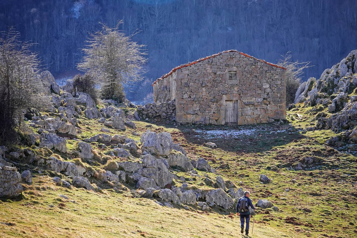 La ascensión a Peña Main (1605m), en pleno macizo de los Urrieles, no resulta complicada y, sin embargo, esta cumbre es una atalaya perfecta para observar los tres macizos de los Picos de Europa y sus cimas más altas y míticas.