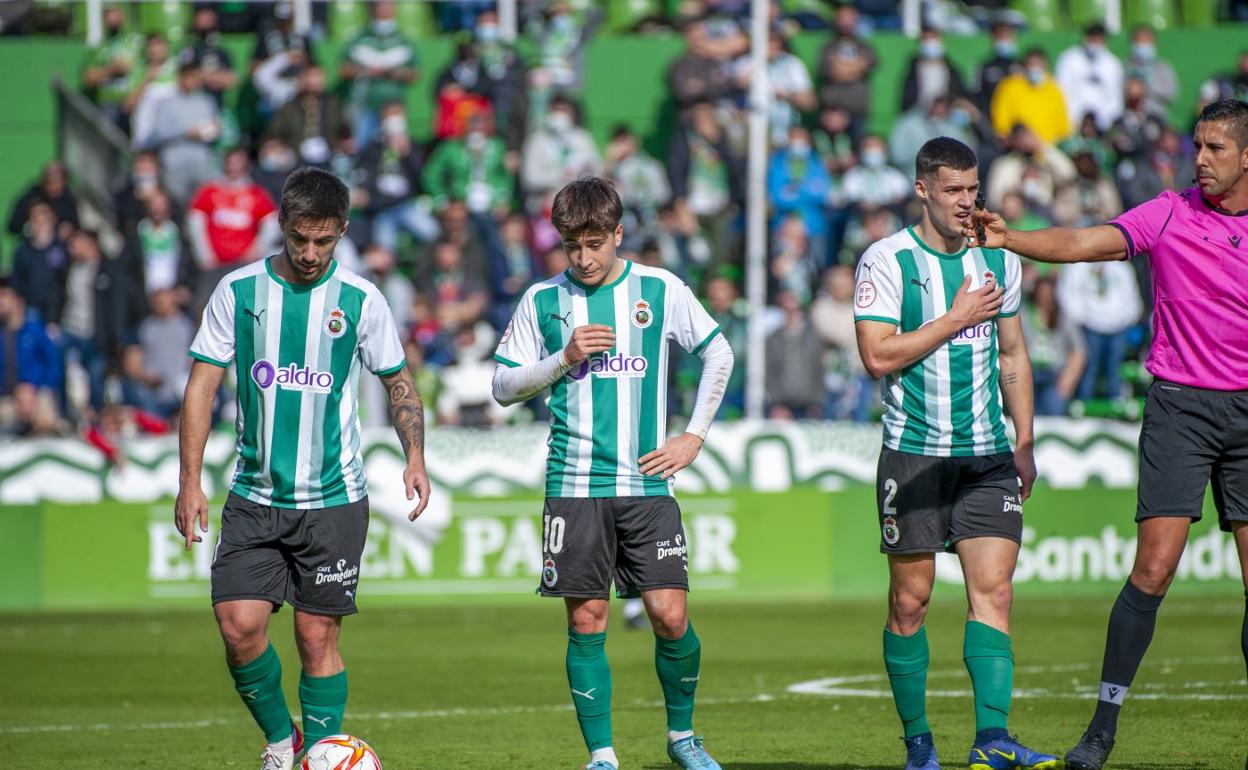 Sergio Marcos, Pablo Torre y Mantilla, junto al árbitro, en el partido del pasado domingo. 