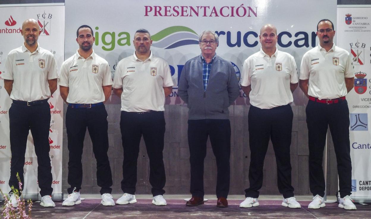Rubén Rodríguez, Gabi Cagigas, Jaime García, Gerardo Castanedo (presidente), Jesús Salmón y Pedro Gutiérrez, la plantilla de Camargo. 