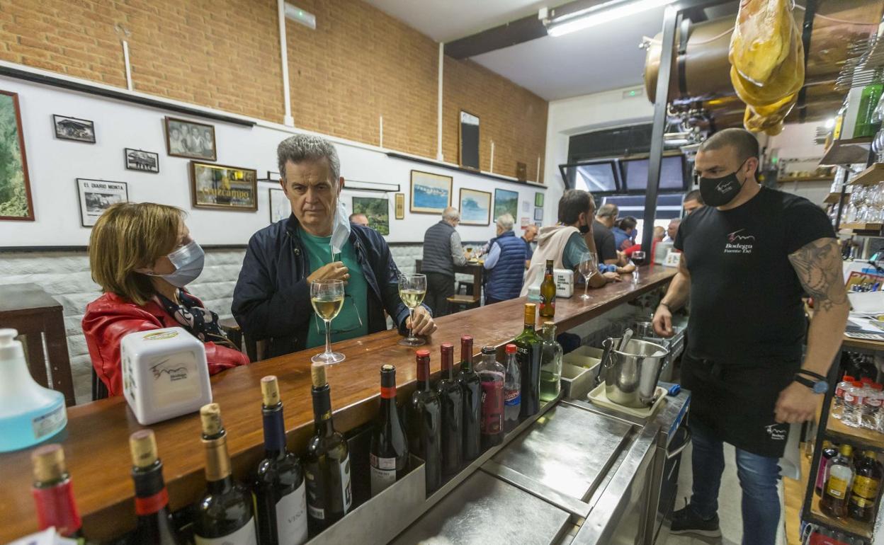 El uso de las barras en la hostelería volverá a estar permitido en todos los municipios que desciendan al nivel 2. 