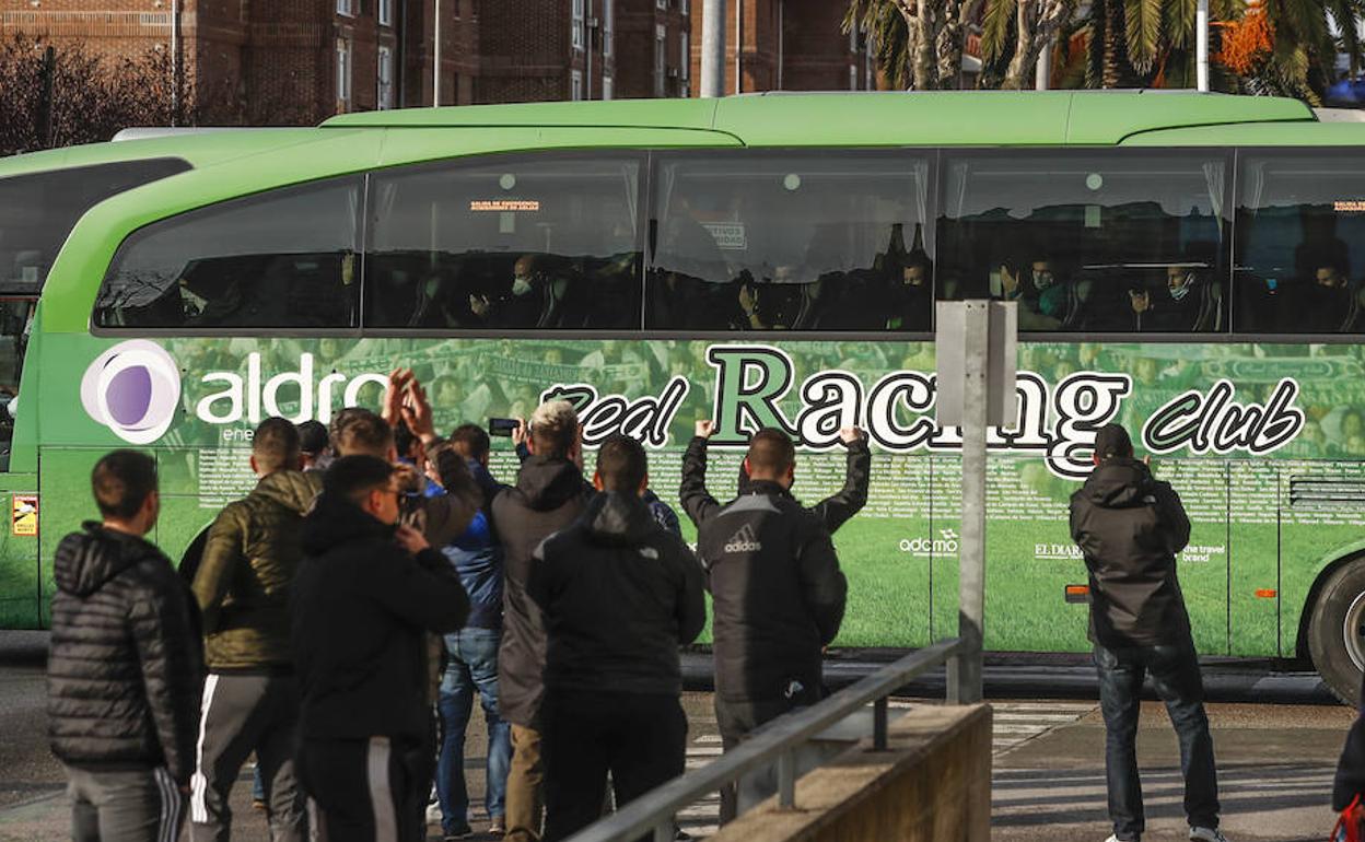 Aficionados despiden al equipo en su partida hacia La Coruña.