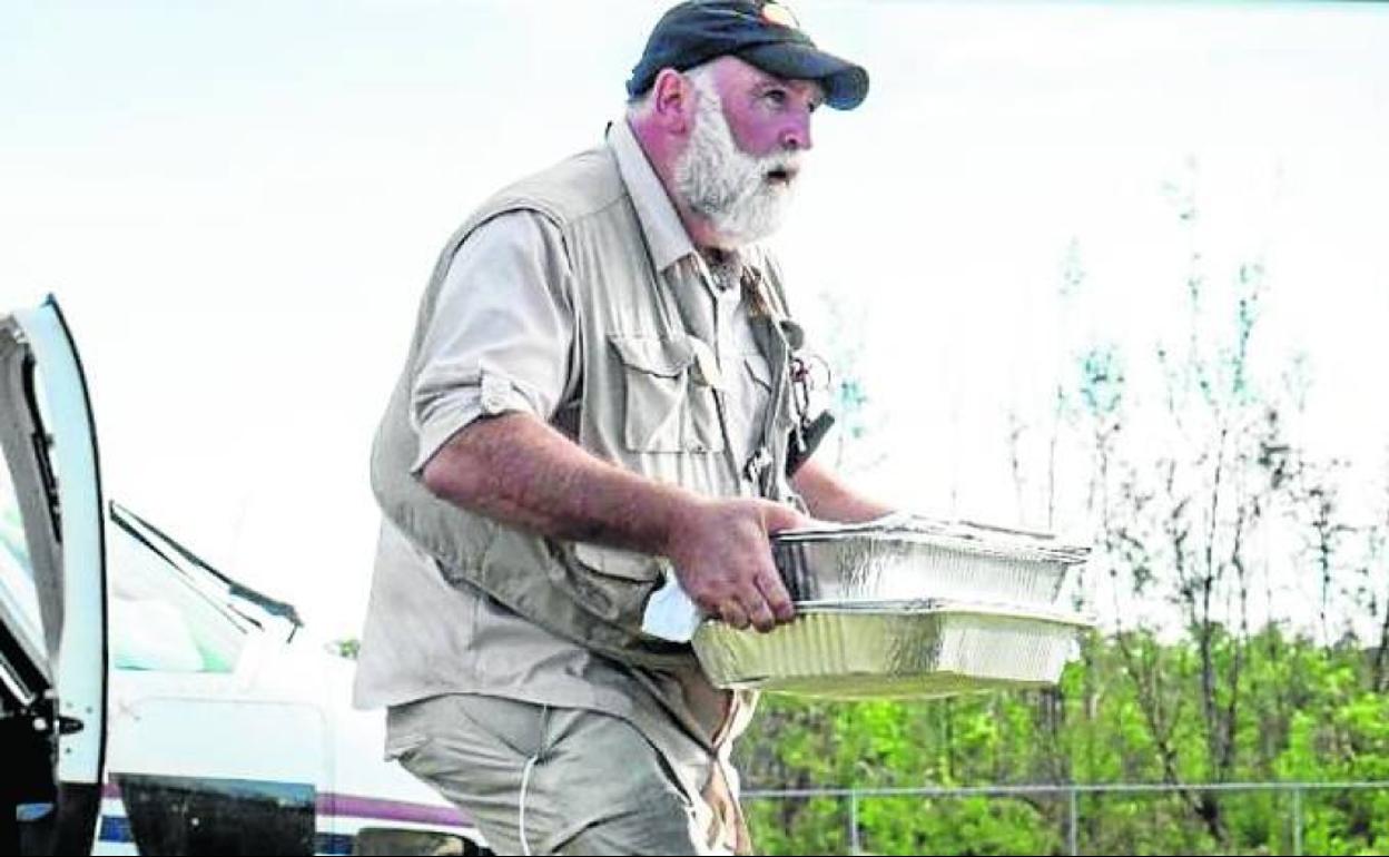 José Andrés, en el documental, durante el reparto de comida. 