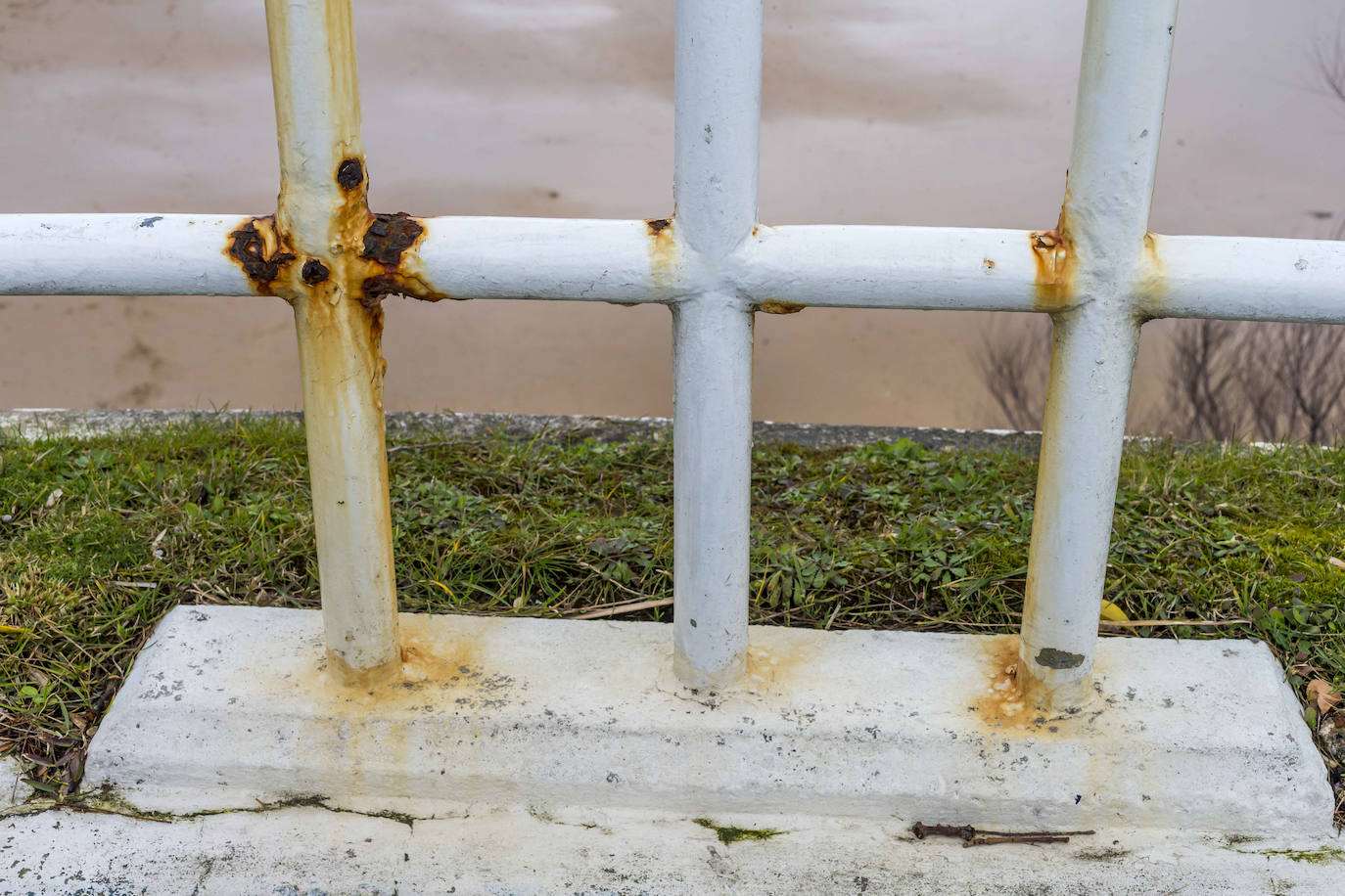 Algunas de las características barandillas blancas están oxidadadas y desgastadas.