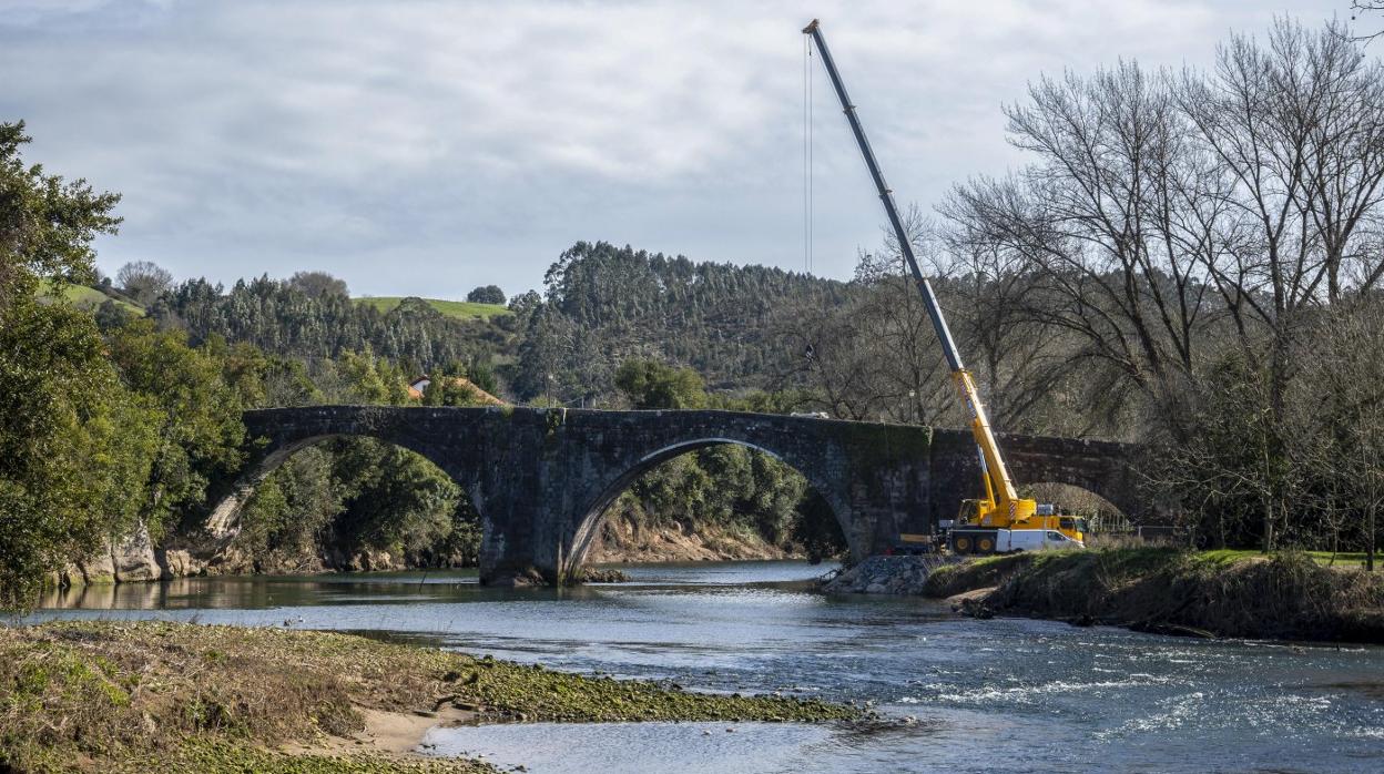 Los operarios que trabajan en la reparación del puente utilizan una grúa para mover el material y para acceder a las zonas más complicadas. 