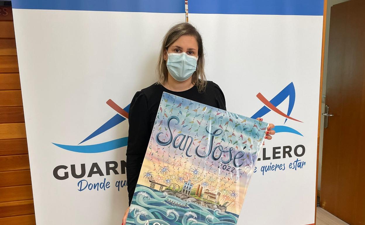 La concejala Cristina Laza anunciando el cartel ganador. 