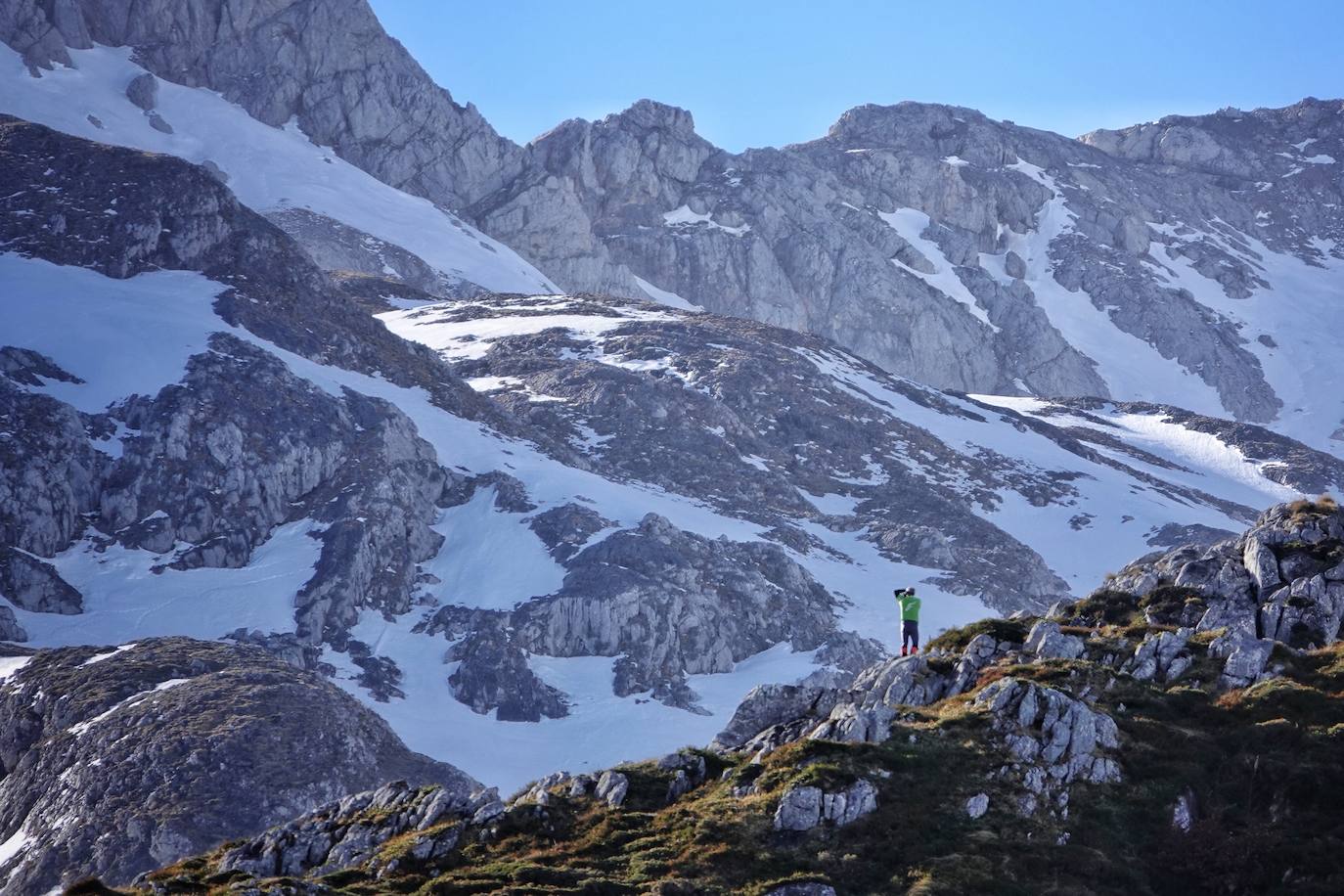 El cuerpo sin vida de Carlos Ugidos, el montañero de LLanes desaparecido en Picos de Europa, fue hallado este jueves en la ladera norte del pico Mancondiú y las primeras hipótesis apuntan a una caida por una ladera de fuerte pendiente