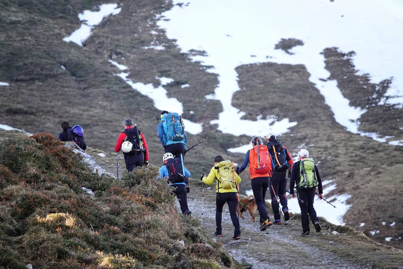 El cuerpo sin vida de Carlos Ugidos, el montañero de LLanes desaparecido en Picos de Europa, fue hallado este jueves en la ladera norte del pico Mancondiú y las primeras hipótesis apuntan a una caida por una ladera de fuerte pendiente