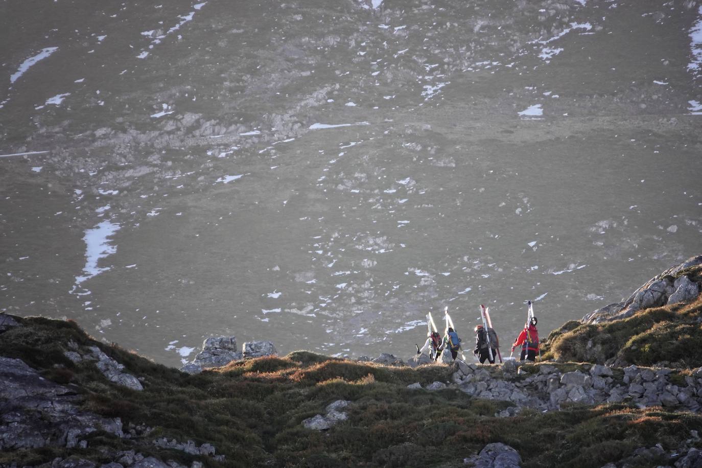 El cuerpo sin vida de Carlos Ugidos, el montañero de LLanes desaparecido en Picos de Europa, fue hallado este jueves en la ladera norte del pico Mancondiú y las primeras hipótesis apuntan a una caida por una ladera de fuerte pendiente