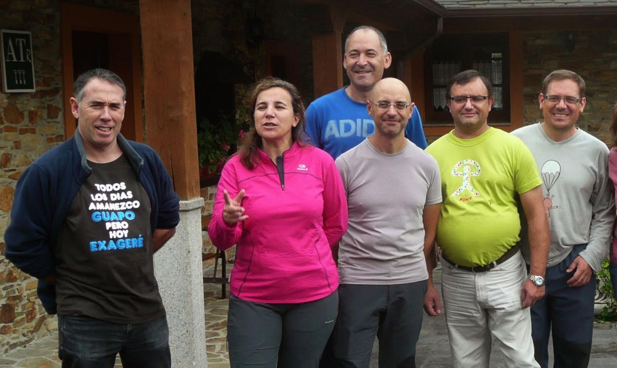 Los cinco protagonistas, junto a la mujer de uno de ellos; desde la izquierda, Miguel Ángel, Mar, Paco (detrás), Demetrio, Gerardo y Fernando. 