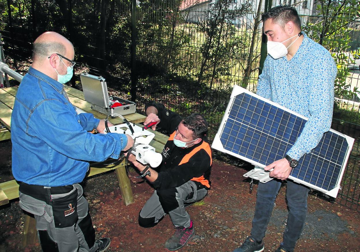 Operarios de la empresa adjudicataria en la instalación de uno de los dispositivos del recinto. 