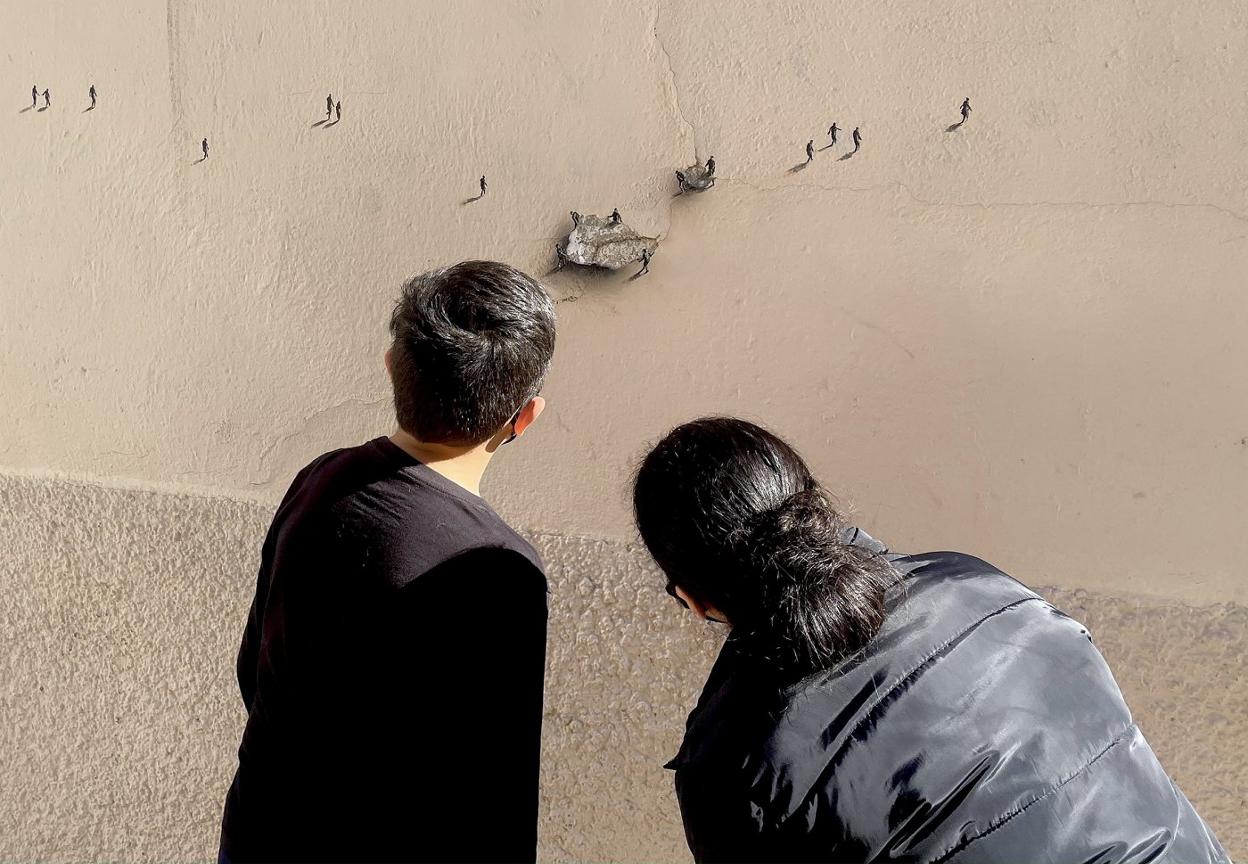 'Todo es relativo', el último mural del artista cántabro Pejac, sobre la fachada lateral de la galería VETA. 