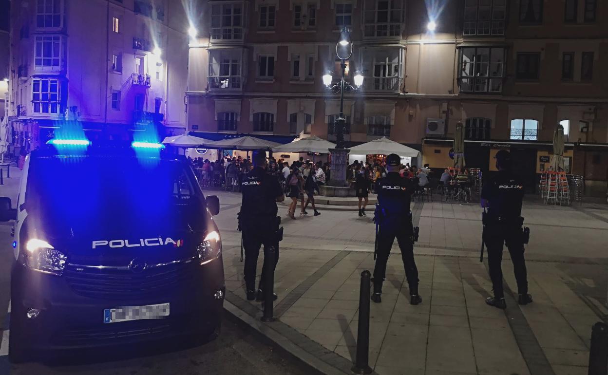 Imagen de archivo de varios policías nacionales en la plaza de Cañadío.