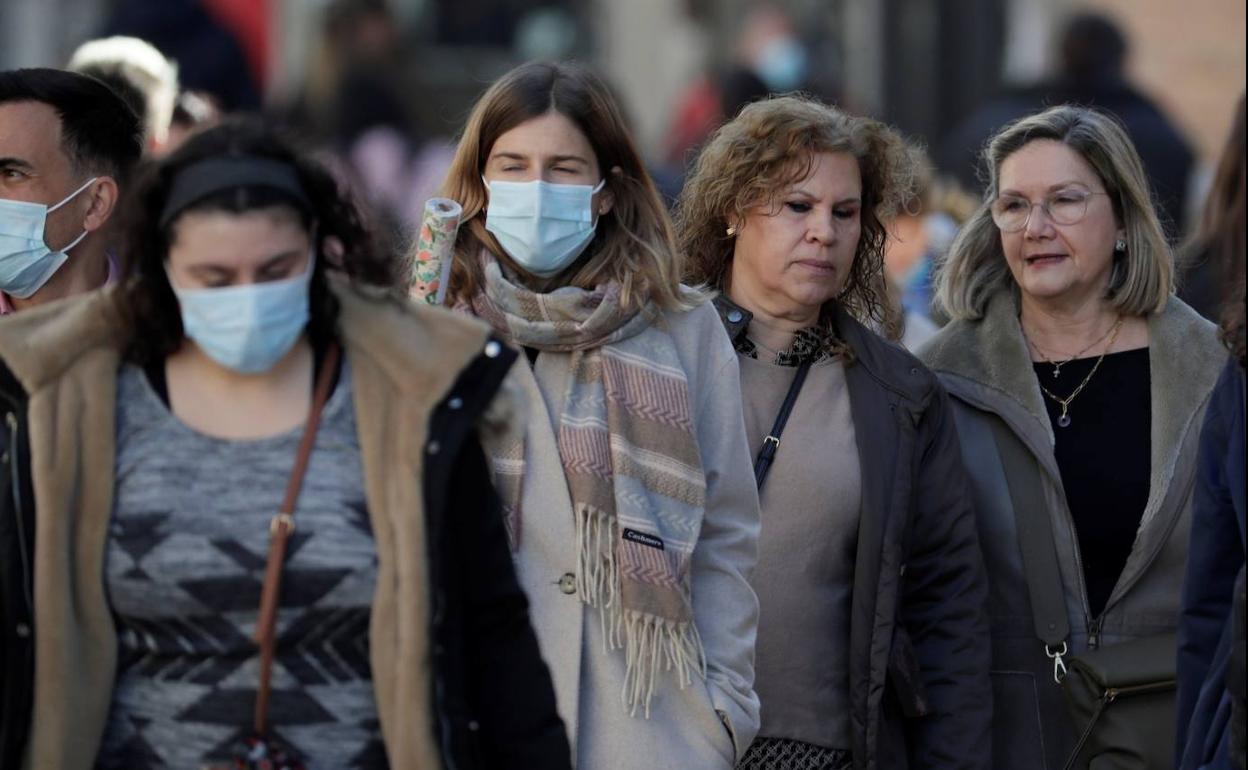 Ciudadanos por la calle con y sin mascarilla tras quitar la obligatoriedad de llevarla. 