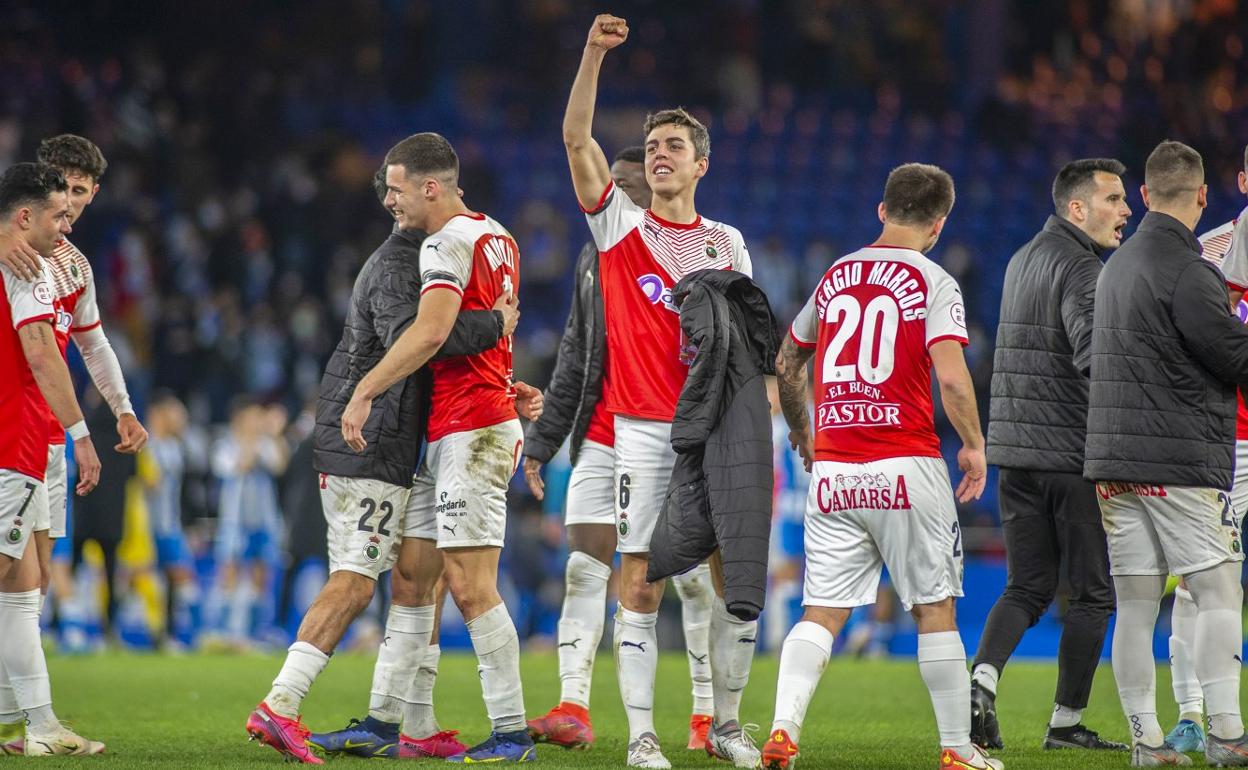 Íñigo, autor del gol en Riazor, celebra el triunfo junto al resto de sus compañeros. 