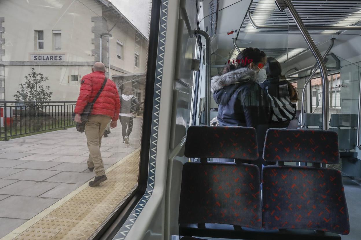 El tren a Liérganes de las diez y cuarto se quedó ayer tirado en Solares y se negó a seguir. Sólo funcionaba marcha atrás.