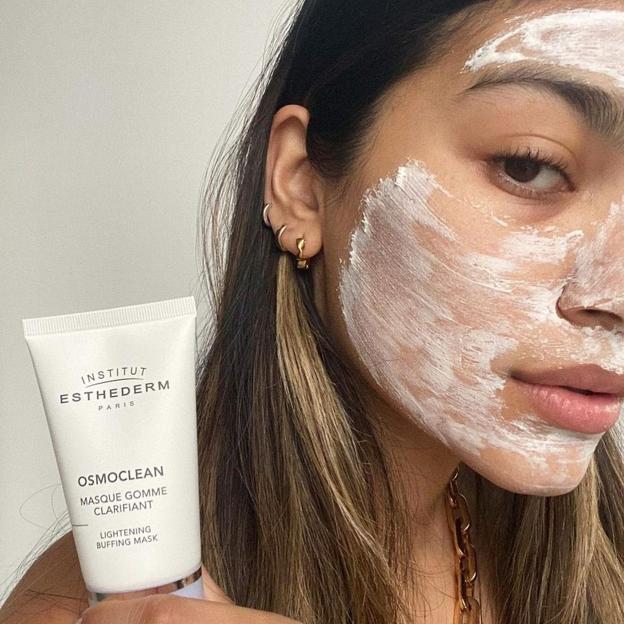 Una joven con la mascarilla aplicada en su rostro.