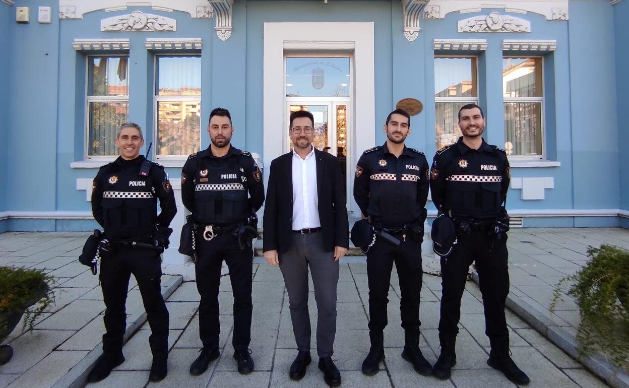 El alcalde, Javier Incera, dio la bienvenida a los nuevos agentes en su toma de posesión 