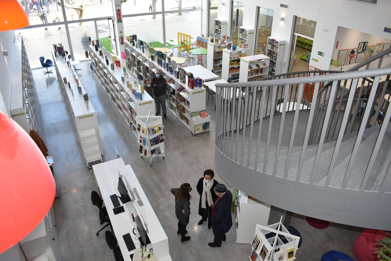 La biblioteca cuenta con más de 30.000 libros para sus más de 4.000 socios, que esperan la apertura del servicio el próximo lunes.