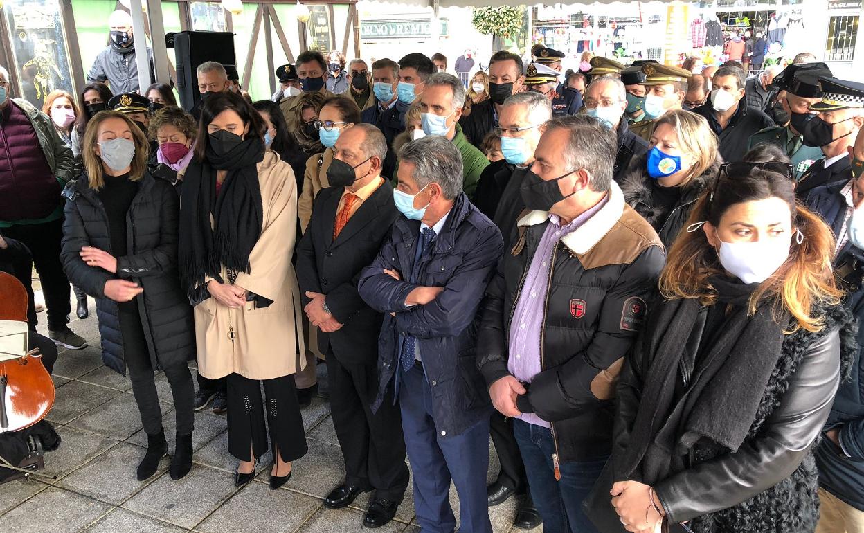 Familiares de las víctimas y representantes institucionales en el homenaje celebrado este sábado en La Albericia, en el 30 aniversario del atentado. De izquierda a derecha, en primera fila, Silvia Gómez Ríos, Gema Igual, Ramón, Miguel Ángel Revilla, Francisco Javier Rodríguez y Miriam Díaz.