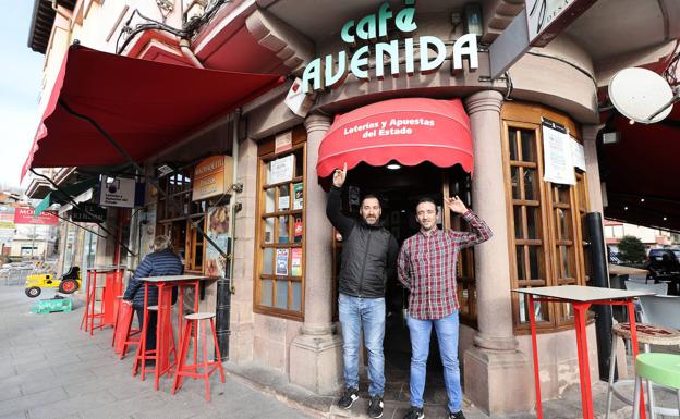 Los responsables del establecimiento, a la puerta, esta mañana de domingo.