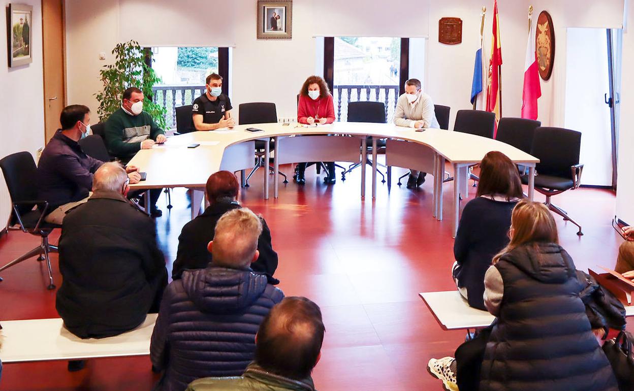 Imagen de la reunión entre vecinos afectados, la alcaldesa y representantes de las fuerzas del orden.