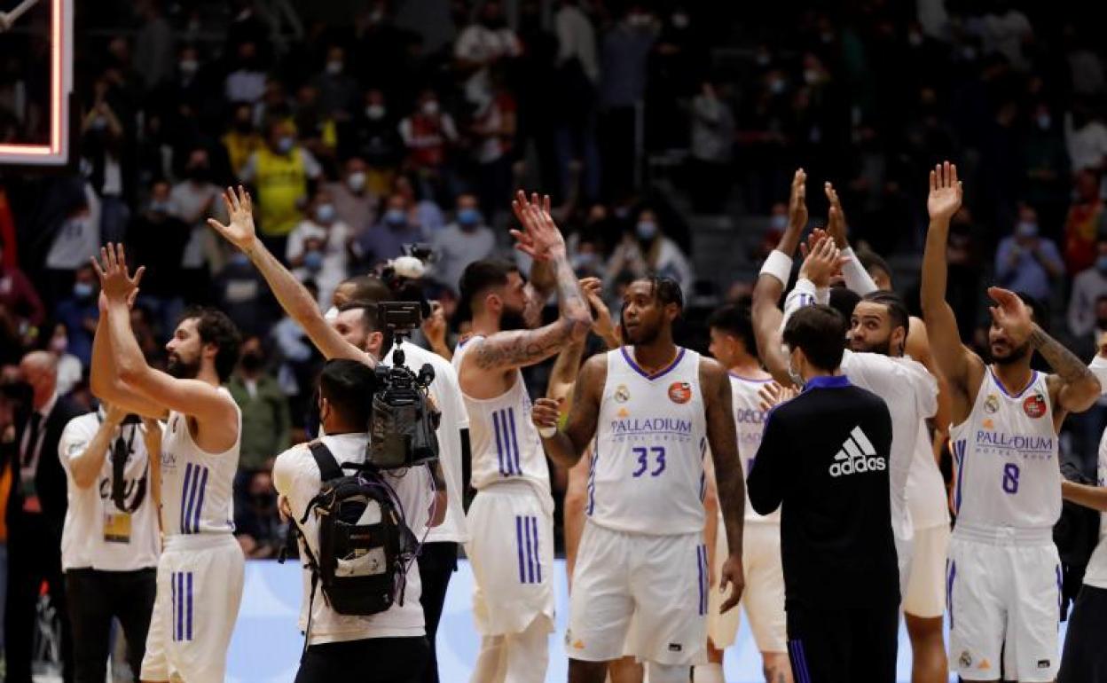 Los jugadores del Real Madrid celebran su victoria sobre el Tenerife y el pase a otra final de Copa. .