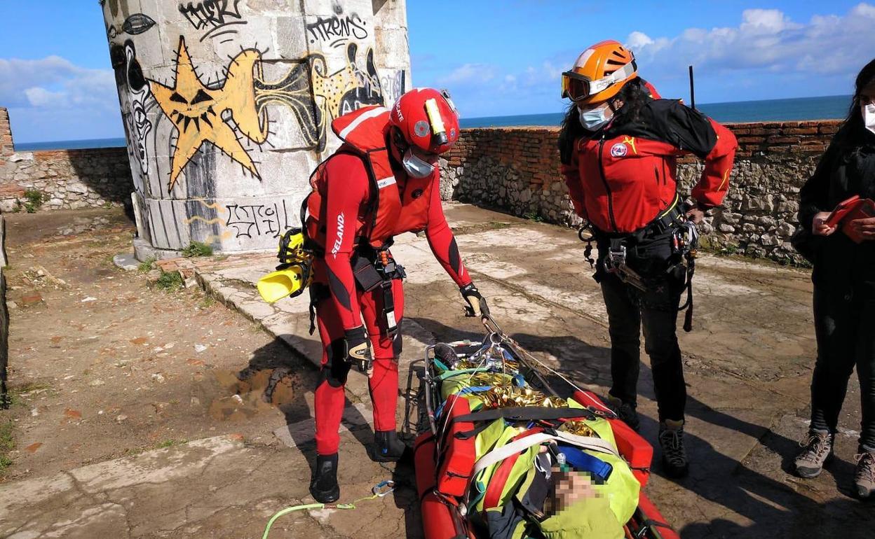 La mujer fue izada en camilla desde la plataforma del faro.