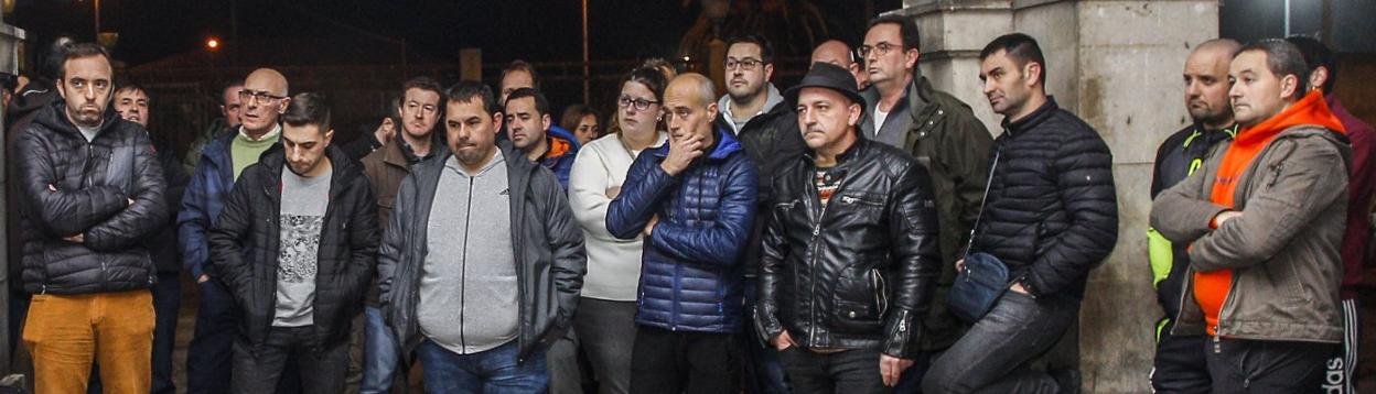 Asamblea de trabajadores de Sniace la noche del 13 de febrero de 2020, en la que se dio a conocer la decisión de la compañía de cerrar la fábrica de Torrelavega. 