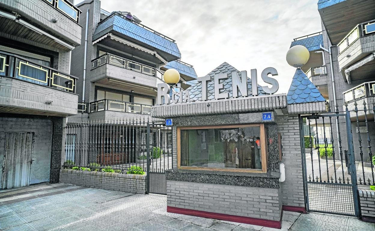 Acceso a la urbanización del Edificio Tenis, ubicado en primera línea de playa. 