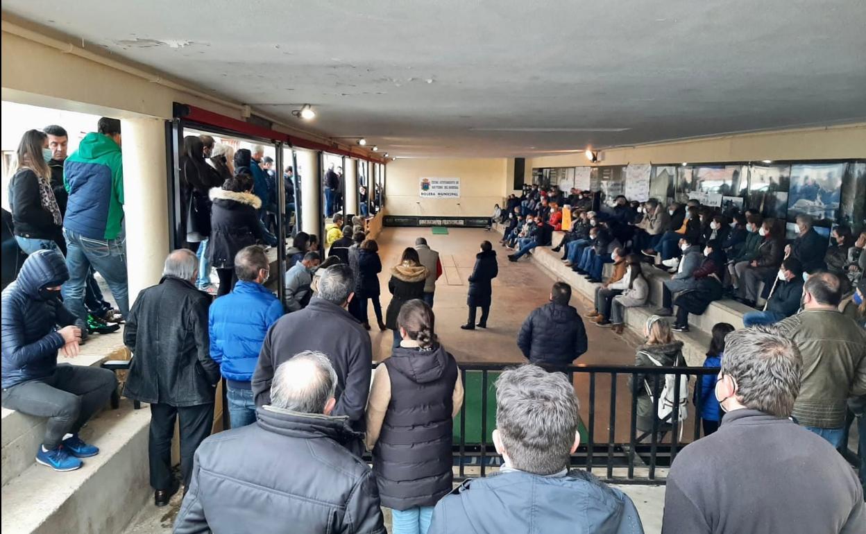 Vecinos de San Pedro reunidos el sábado en la bolera. 