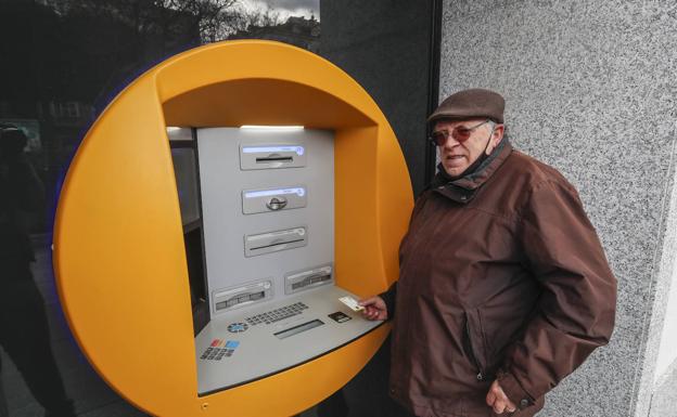 Alberto Martínez se dispone a sacar dinero en el cajero tras «recibir ayuda» en la sucursal. 