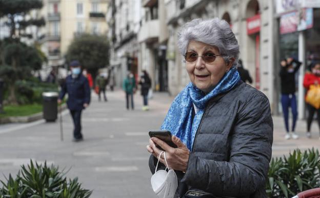 Carmen Arribas, en Jesús de Monasterio, atiende una gestión con el teléfono móvil. 