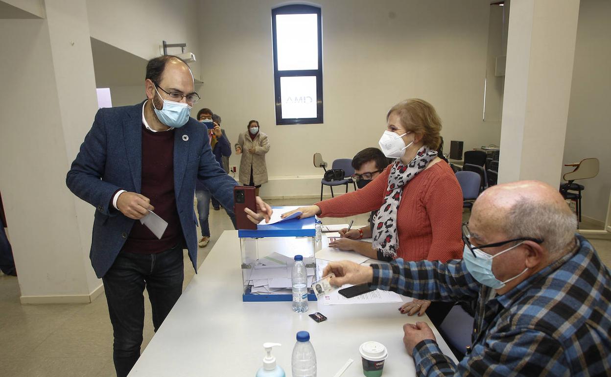 El concejal José Luis Urraca, en el momento de votar este domingo en las instalaciones del CIMA. 