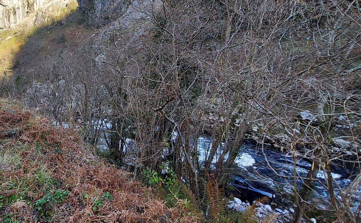 Herido leve tras caer con su coche al Deva, a su paso por Urdón