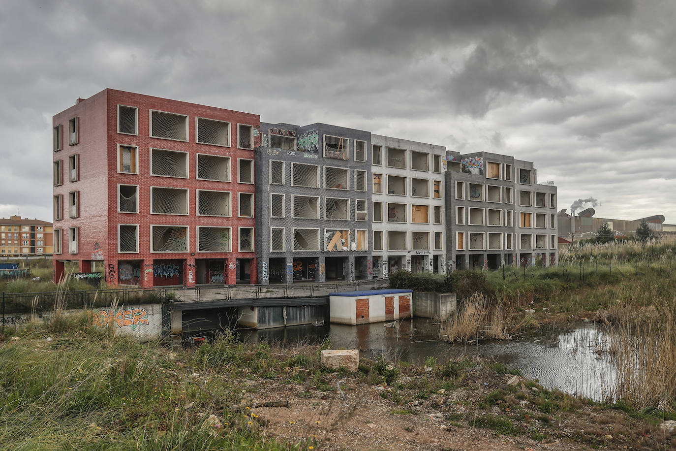 ‘Hotel Albania’, en Nueva Montaña. Así lo llaman quienes lo habitan. Este edificio iba a destinarse a viviendas, pero la crisis económica lo dejó a medio construir.