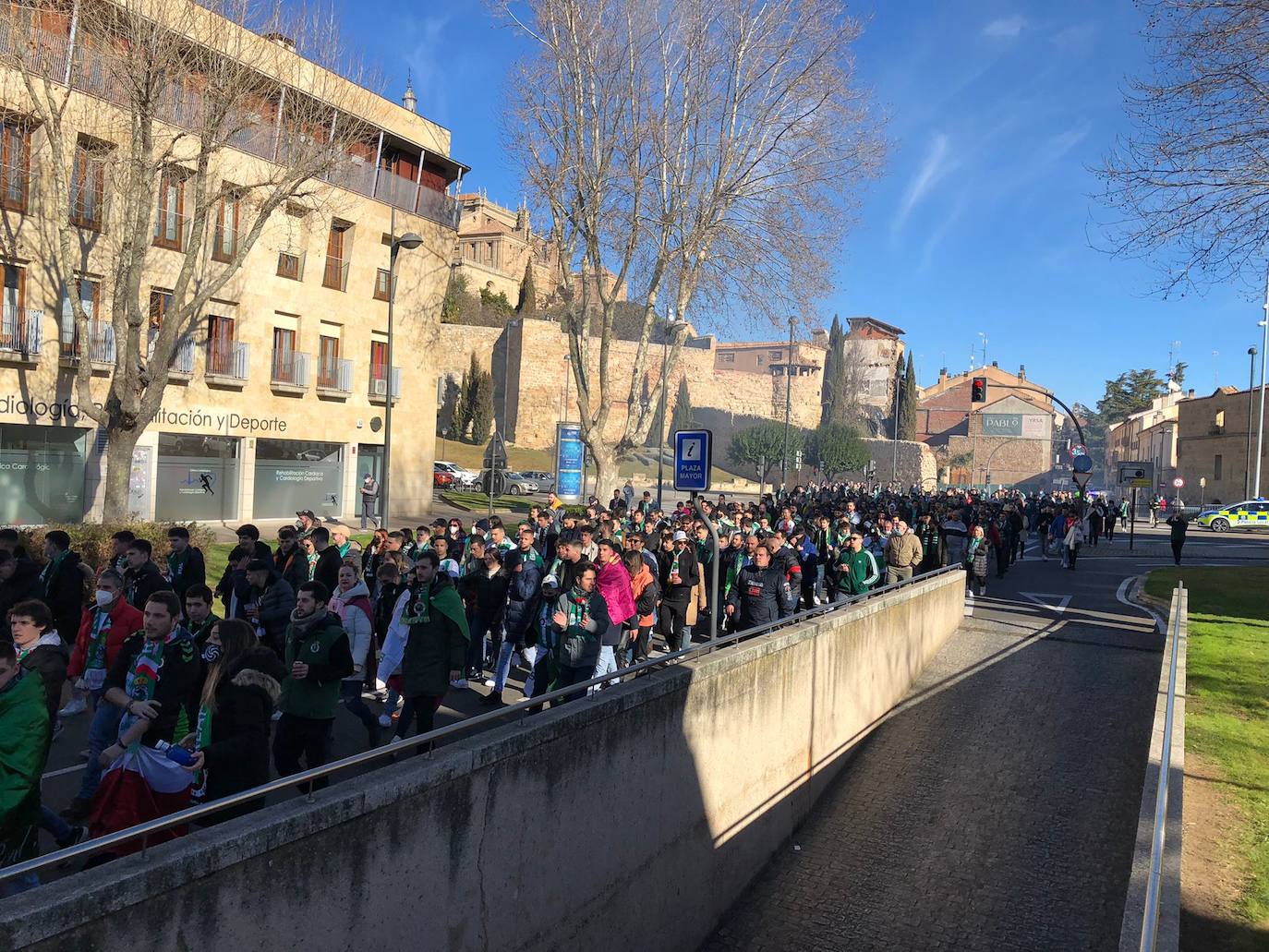 El desfile de los Racinguistas por Salamanca, presidido por una pancarta de la Gradona de los Malditos. 