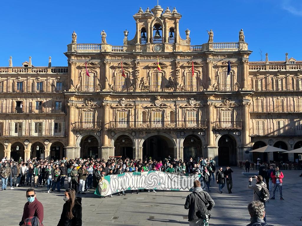 El desfile de los Racinguistas por Salamanca, presidido por una pancarta de la Gradona de los Malditos. 