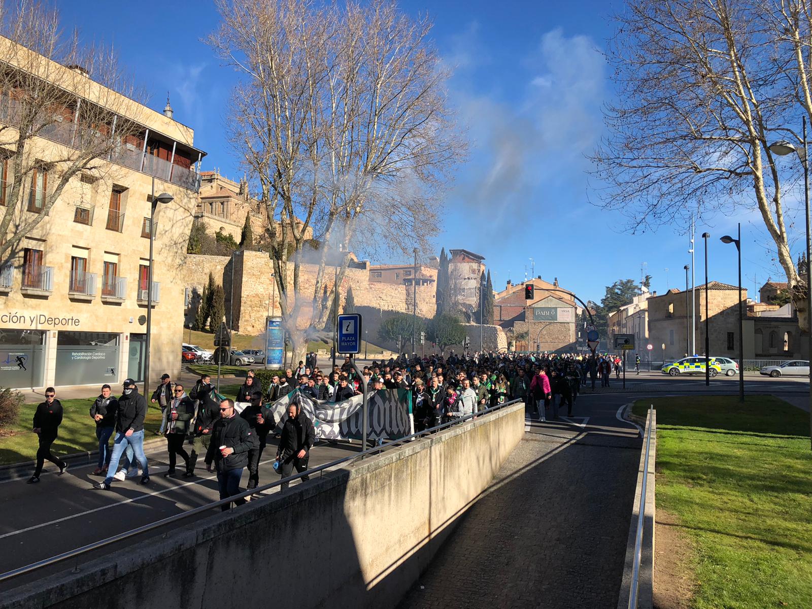 El desfile de los Racinguistas por Salamanca, presidido por una pancarta de la Gradona de los Malditos. 