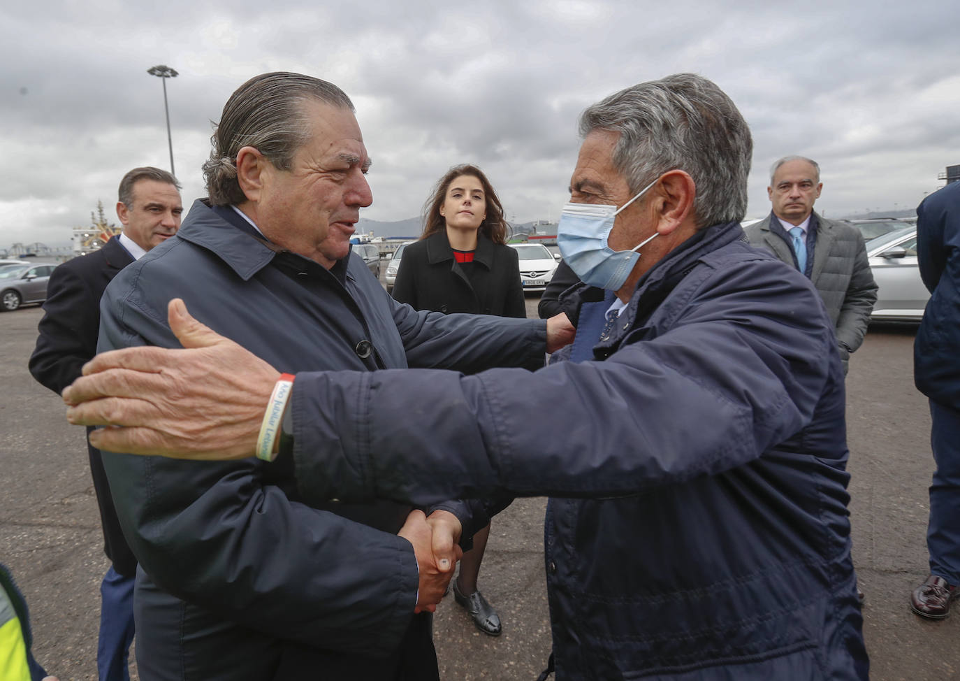 El presidente de Cantabria, Miguel Ángel Revilla; y el director de Planificación de Puertos del Estado, Manuel Arana, entre otros, han asistido a la colocación de la primera piedra de la terminal de contenedores de Boluda Shipping en el Espigón Norte de Raos.