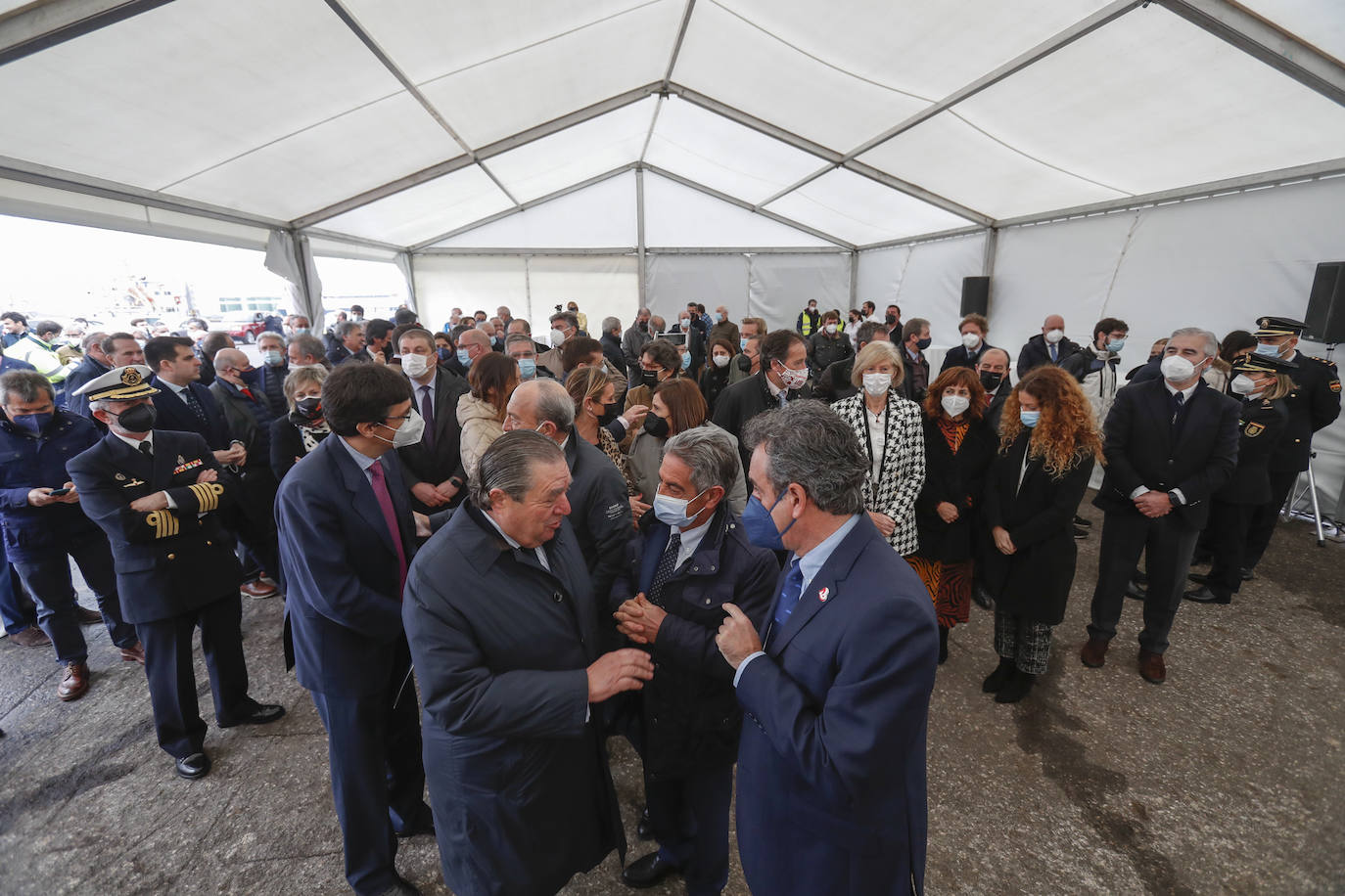 El presidente de Cantabria, Miguel Ángel Revilla; y el director de Planificación de Puertos del Estado, Manuel Arana, entre otros, han asistido a la colocación de la primera piedra de la terminal de contenedores de Boluda Shipping en el Espigón Norte de Raos.