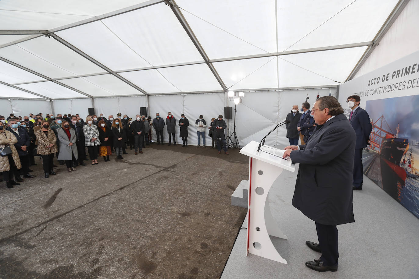 El presidente de Cantabria, Miguel Ángel Revilla; y el director de Planificación de Puertos del Estado, Manuel Arana, entre otros, han asistido a la colocación de la primera piedra de la terminal de contenedores de Boluda Shipping en el Espigón Norte de Raos.