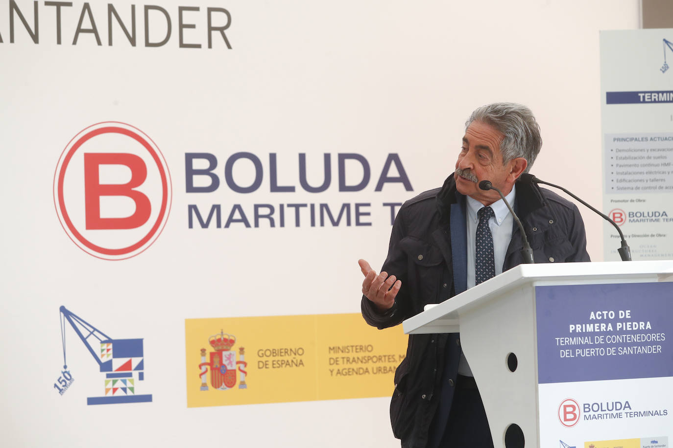 El presidente de Cantabria, Miguel Ángel Revilla; y el director de Planificación de Puertos del Estado, Manuel Arana, entre otros, han asistido a la colocación de la primera piedra de la terminal de contenedores de Boluda Shipping en el Espigón Norte de Raos.