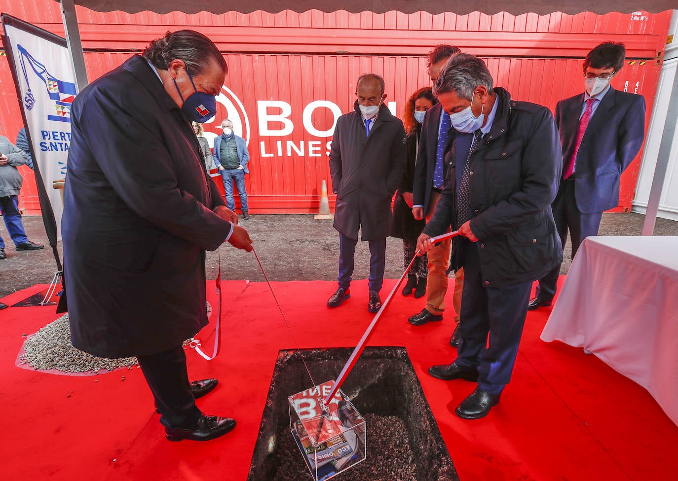 El presidente de Cantabria, Miguel Ángel Revilla; y el director de Planificación de Puertos del Estado, Manuel Arana, entre otros, han asistido a la colocación de la primera piedra de la terminal de contenedores de Boluda Shipping en el Espigón Norte de Raos.