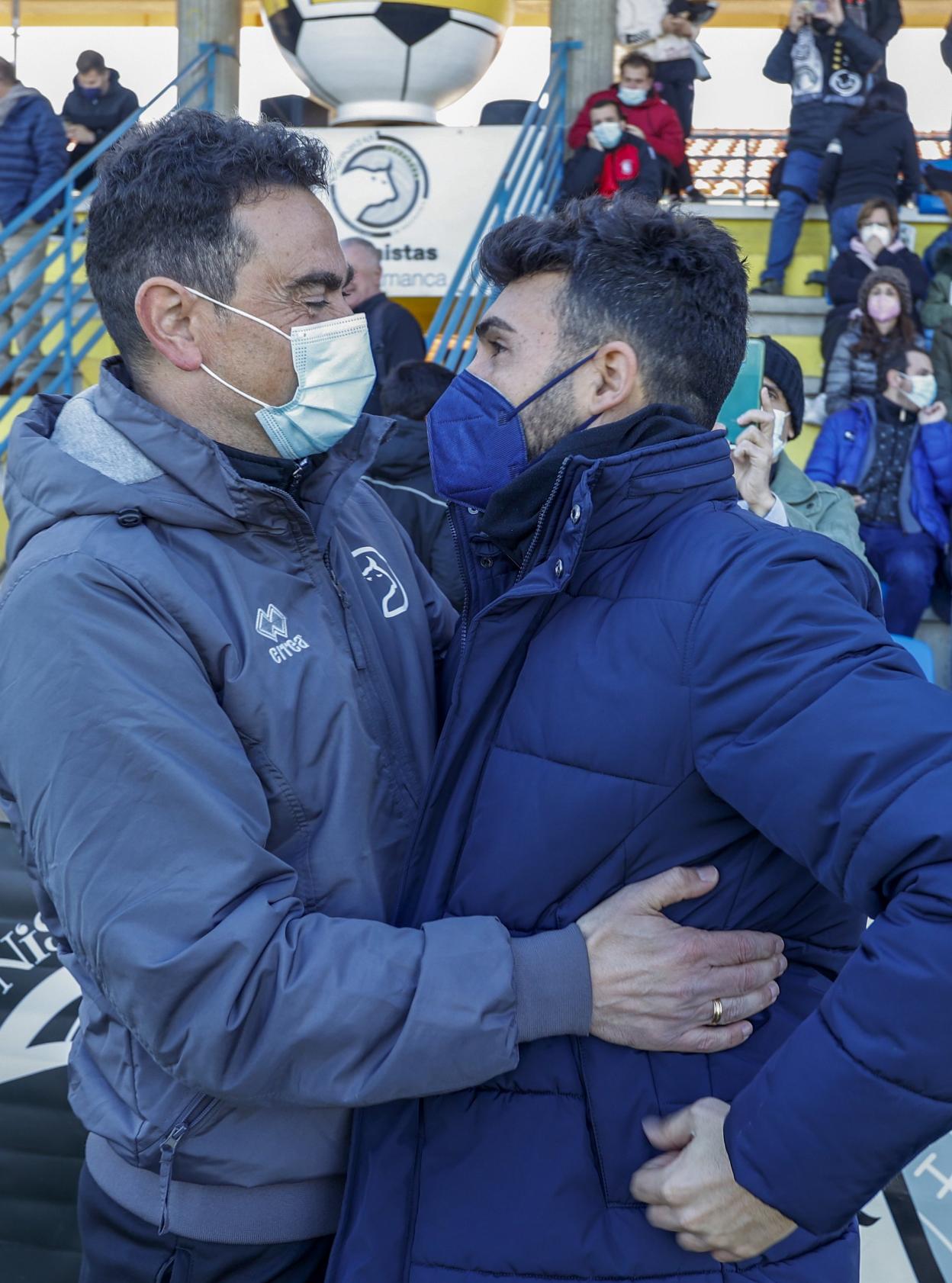 Dani Mori (izquierda) se abraza con Guille Romo. 